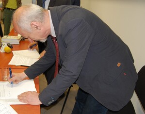 Prof. Krzysztof Kawalec podpisuje porozumienie pomiędzy IPN a Stowarzyszeniem „Solidarność Walcząca”