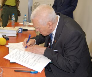 Kornel Morawiecki podpisuje porozumienie pomiędzy IPN a Stowarzyszeniem „Solidarność Walcząca”