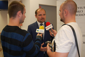 dr Kamil Dworaczek podczas rozmowy z dziennikarzami