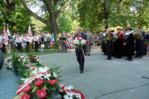 Prof. Krzysztof Kawalec, dyrektor Oddziału IPN we Wrocławiu składa wieniec pod pomnikiem